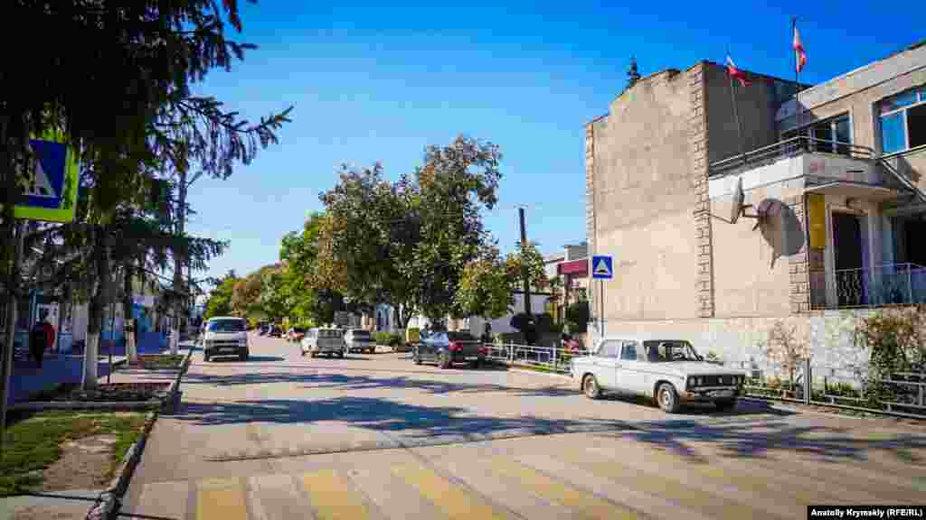 Прошлое Старого Крыма весьма богатое. В период господства Золотой Орды город одновременно носил два названия. Жители степного Крыма, кыпчаки, называли его Кырым, а генуэзцы, владевшие южным побережьем, – Солхат. Во времена Крымского ханства город стали называть Эски-Кырым, то есть Старый Крым