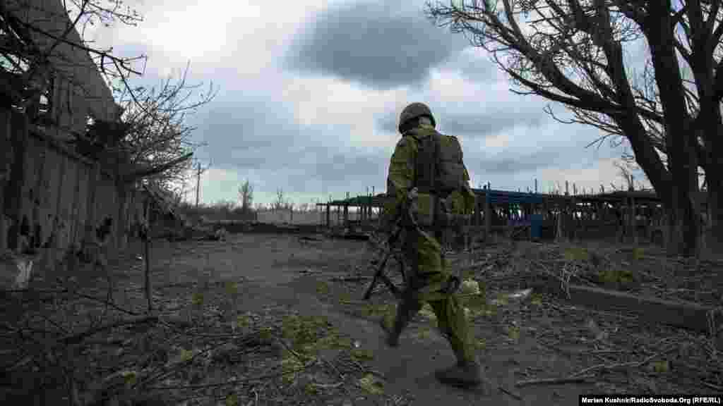 Почти все тропинки между позициями военных простреливаются. Вокруг – уже год неизменный пейзаж 