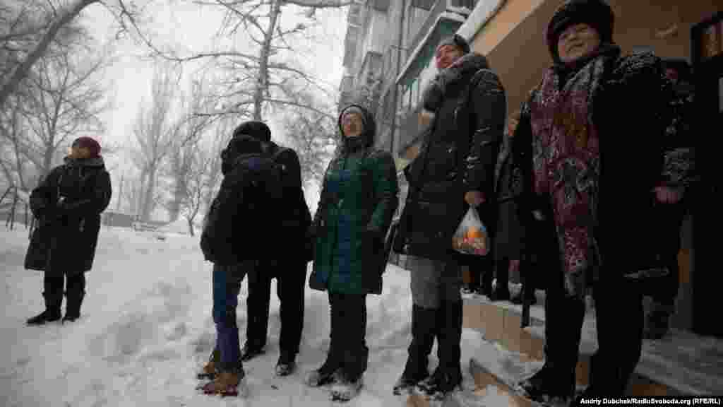 Слухачі одного з виступів біля під'їзду авдіївської «хрущовки»