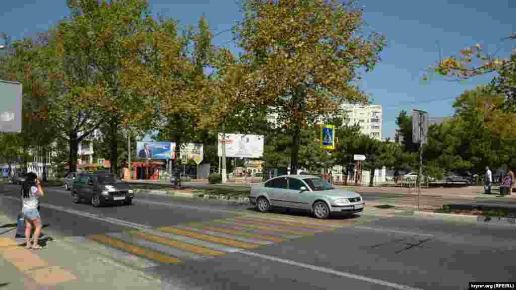 Судьба этого пешеходного перехода через проспект Острякова в районе Хрюкинского рынка находится под вопросом: его могут ликвидировать в ближайшие недели в рамках «оптимизации» дорожной разметки, так как рядом находится еще один переход