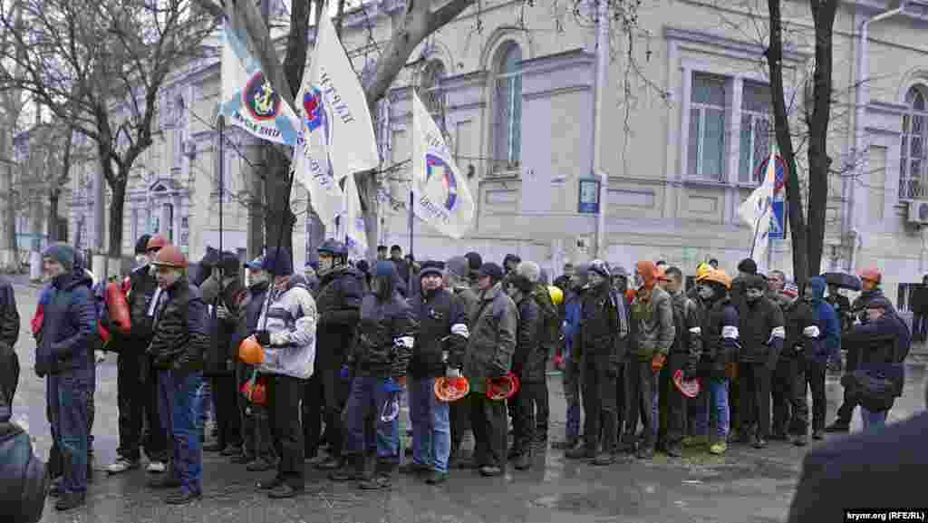 Много флагов пророссийских организаций, всяких «казачьих союзов» и в том же духе. Очень заметно какое-то гротескное обезьянничанье, скопированные с Майдана детали – например, строительные каски и медицинские маски, совершенно ненужные в Крыму, в котором милиция почти сразу проявила полную лояльность. И уж о слезоточивом газе и дубинках речи вообще быть не могло