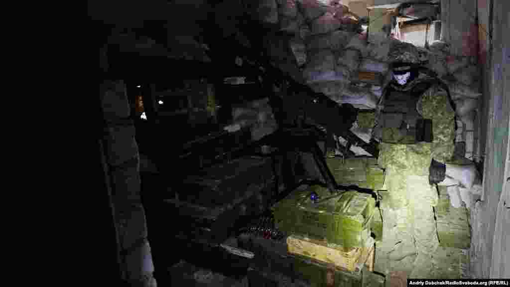 Солдат біля великокаліберного кулемета. Відстань до супротивника з цієї позиції – менш ніж 100 метрів
