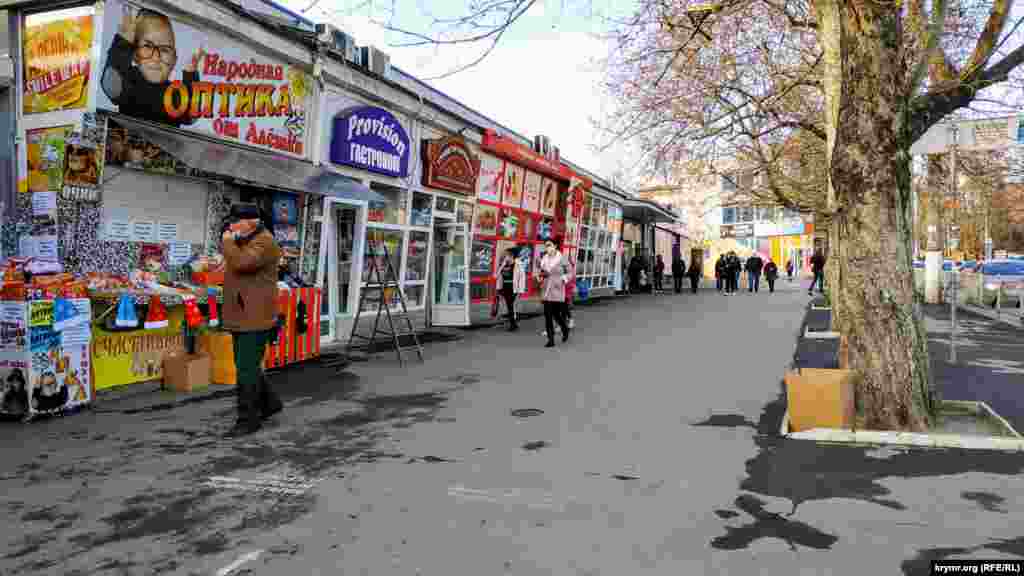 На противоположной стороне – множество магазинов