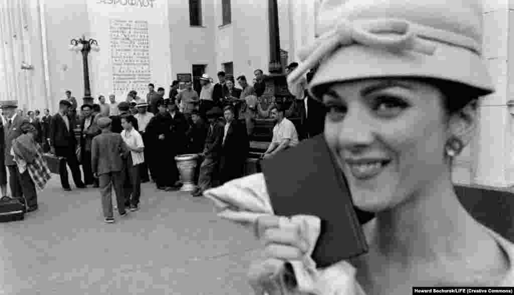 Но самые интересные фотографии были сделаны не на показе, а когда три модели в сопровождении фотографа из журнала LIFE Говарда Сочурека исследовали Москву. 