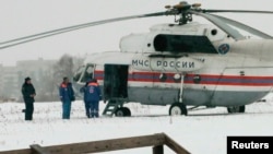 Сегодня утром на этом вертолtте МЧС Михаил Ходорковский вылетел из колонии номер 7, находящейся в Карелии