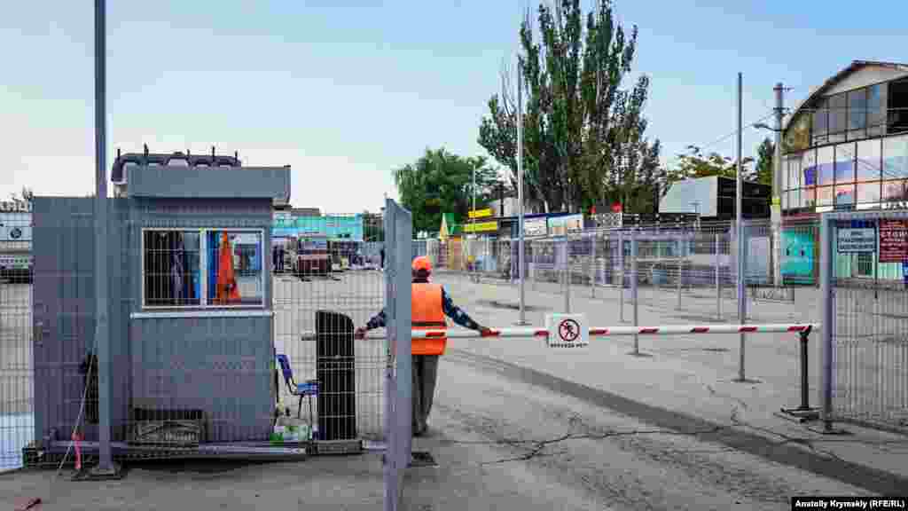 В зоне транспортной безопасности местной автостанции, пожалуй, самые строгие в Крыму порядки. За проход через ее территорию в неустановленном месте – штраф в размере 3000-5000 рублей (1260 – 2100 грн)