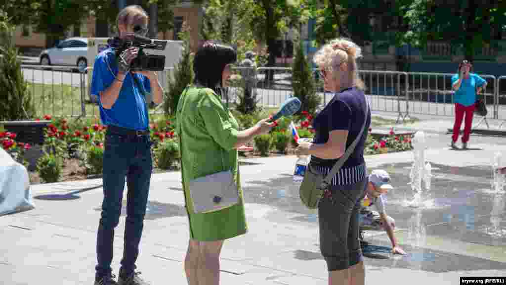 Журналістам не до відпочинку. Кореспонденти підконтрольного місцевій владі кримськотатарського телеканалу «Міллет» знімають репортаж