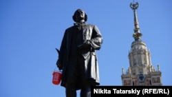 Памятник Ломоносову у главного здания МГУ, 29 апреля 2019 года