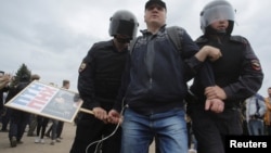 Полиция задерживает участника антикоррупционного митинга 12 июня в Санкт-Петербурге