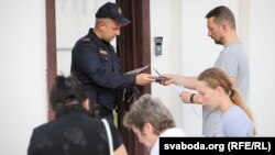 Colleagues of the arrested Tut.by and BelaPAN journalists bring them food from outside to the prison in Minsk on August 8.