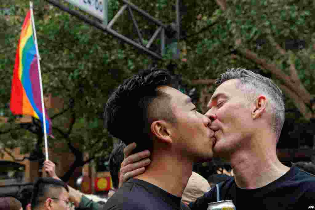 Učesnici se ljube na Paradi ponosa u Taipeiju 25. oktobra 2025.Tajvan je uporište je tolerancije i liberalizma u regionu, gdje su prava seksualnih manjina često potisnuta ili zabranjena.