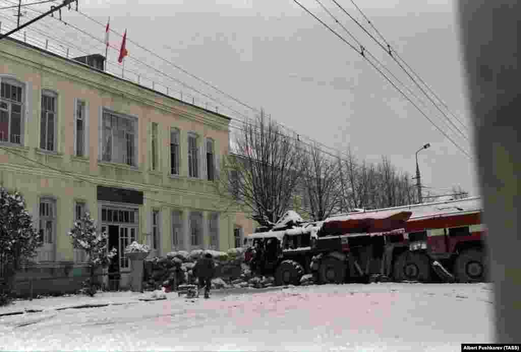 Вооруженные осетины 1 января 1991 года у баррикады в Цхинвали. Перестрелка началась 5 января, когда вооруженные этнические грузины вошли в Цхинвали. Вооруженное противостояние в городе между грузинами и осетинами продолжалось неделями, пока грузинские вооруженные подразделения не оставили город  