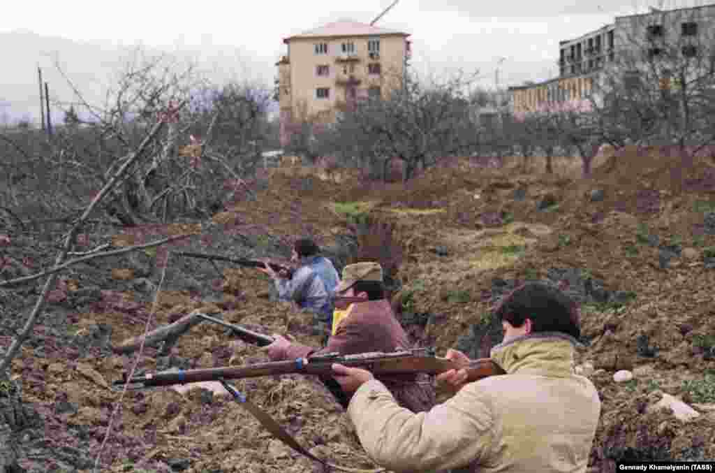 Осетины в окопах на окраине Цхинвали. Мужчины используют устаревшие российские винтовки Мосина-Нагана, впервые выпущенные в 1890-х годах. В течение 1991 года «лоскутное одеяло» грузинских и осетинских селений, из которых состоит Южная Осетия, раздиралось межэтническими убийствами и запугиваниями  