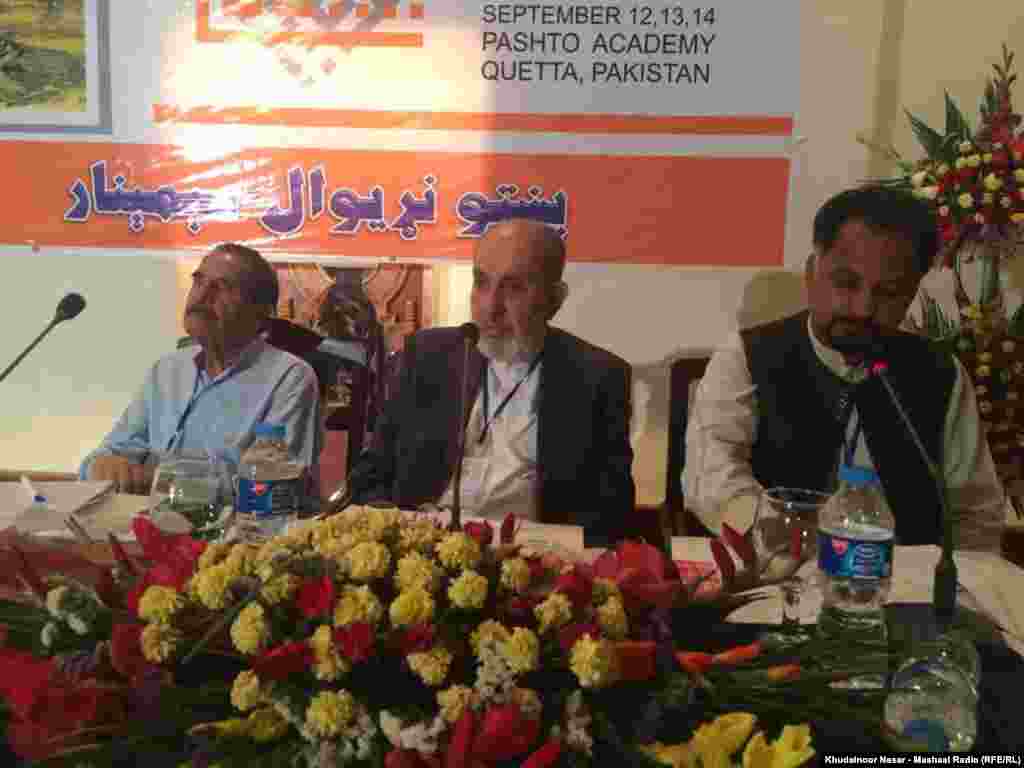 د کويټې پښتو نړيوال کنفرنس ۲۰۱۵ کې لومړۍ ناسته پښتو او تعليمي ستونزو په اړه وه چې محمد معصوم هوتک (په تصوير کې په منځ کې ليدل کيږي) په مشرۍ وشوه. 