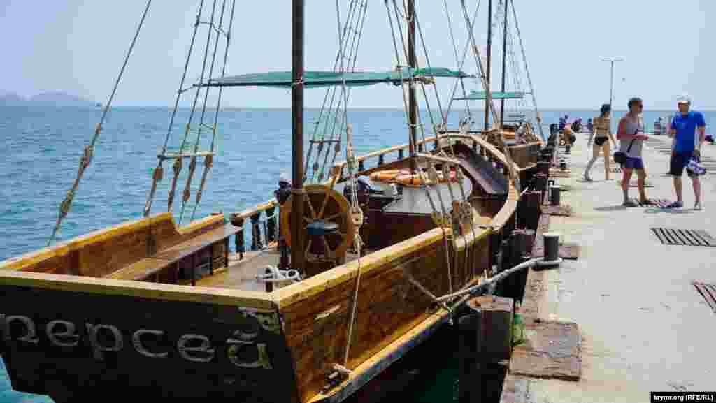 Кроме купания в море, отдыхающие совершают морские прогулки вдоль скалистых берегов Карадагского природного заповедника с обязательным проходом на кораблике через Золотые ворота 