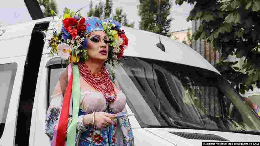 «Наша свобода – это неоспоримая ценность быть собой, выбирать то, чего мы хотим, и не бояться жить полной жизнью», – отмечают организаторы шествия из общественной организации «КиевПрайд»