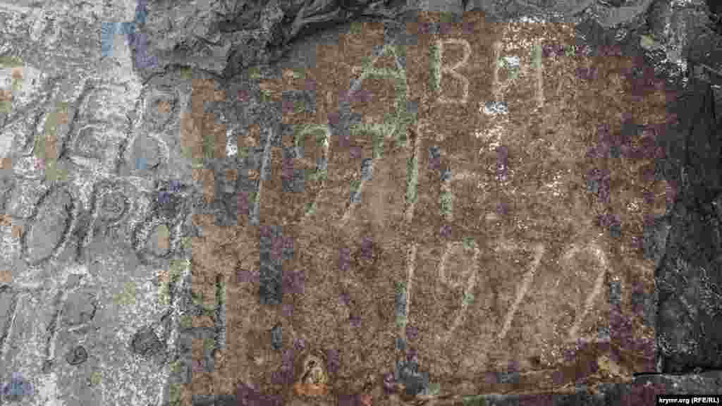 А эти «писания» за последние десятилетия оставили на Плаке наши современники