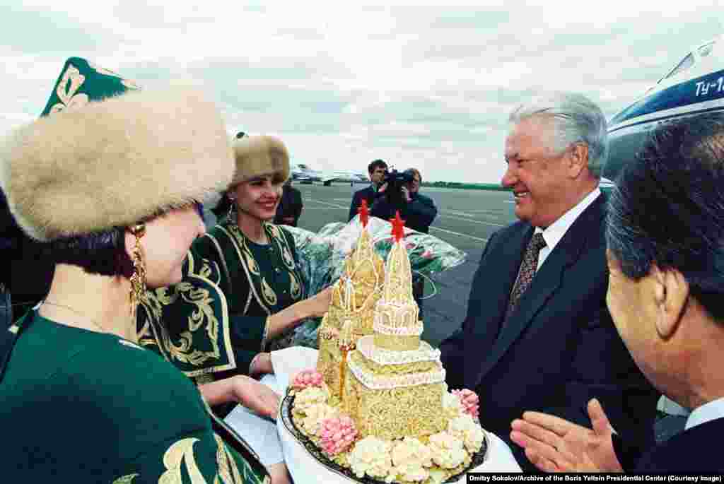 Ельцина встречают в Татарстане в мае 1994 года традиционным татарским десертом – чак-чаком