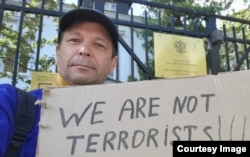 Андрей Данилов на акции протеста возле посольства России в Осло