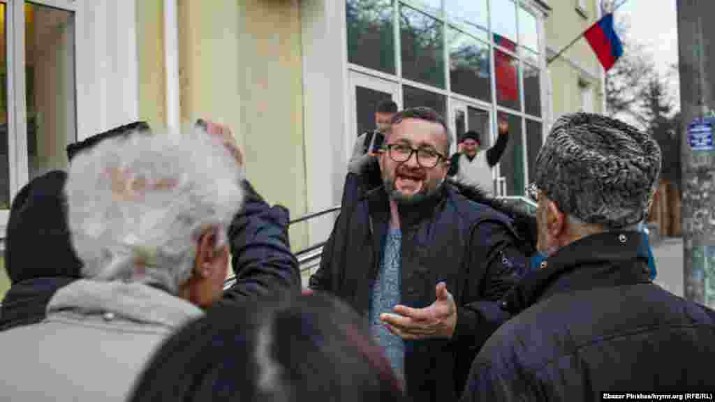 Нариман Джелял (в центре) активно поддерживал фигурантов «дела Веджие Кашка». На фото он возле здания российского суда в Симферополе, 24 января 2019 года