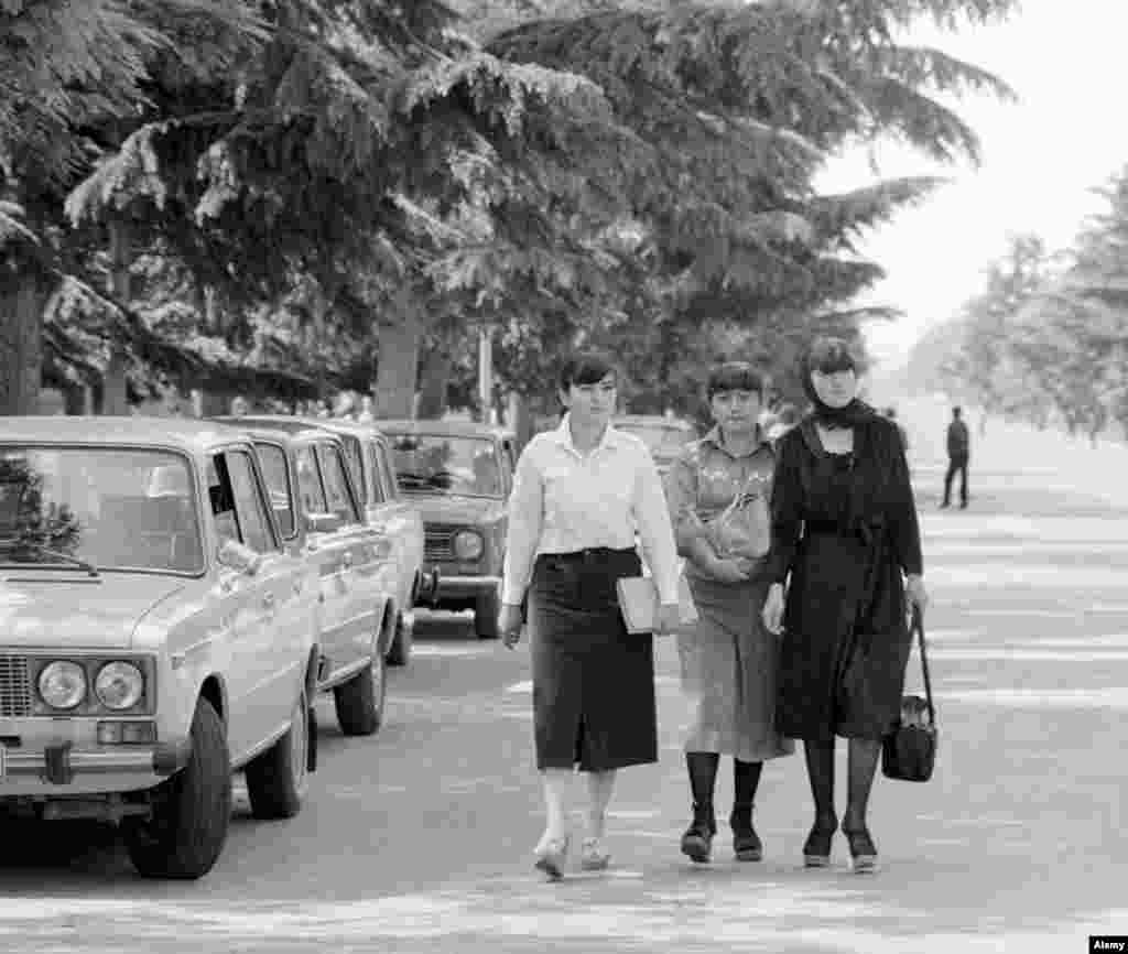 Молодые женщины на улицах Цхинвали, столице Южной Осетии, 1983 год. В коммунистическую эпоху Южная Осетия была автономной областью в составе Грузии  