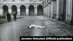 Тело Яна Масарика (1886–1948), сына первого президента Чехословакии. Прага, 10 марта 1948 года