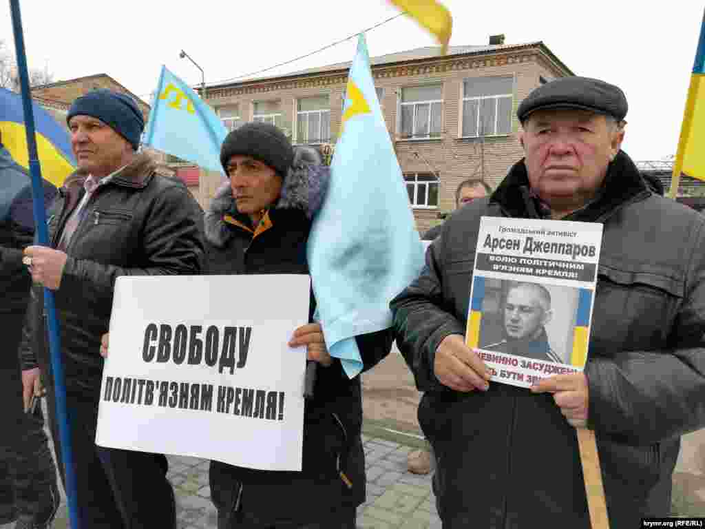 Тогда митингующим противостояли пророссийские активисты, в том числе, из партии «Русское единство»
