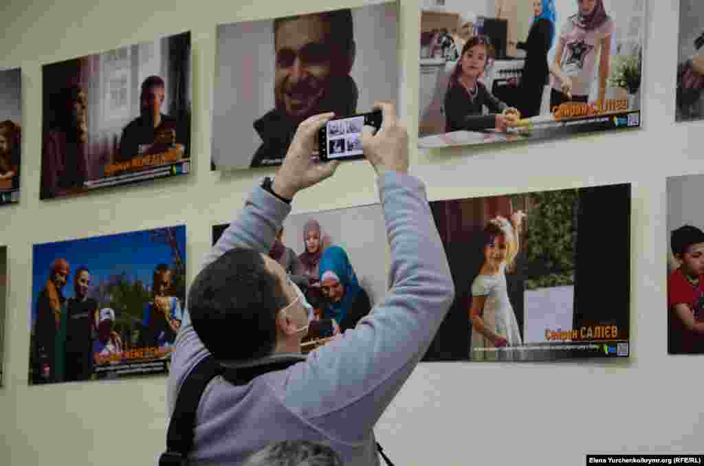 Національна спілка журналістів України 28 грудня у Києві презентувала фотовиставку «Громадянські журналісти важливі» на знак солідарності з переслідуваними у Криму громадянськими журналістами та їхніми сім'ями
