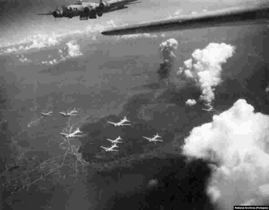 1944 год. Американские бомбардировщики наносят удар по нефтеперерабатывающему заводу в румынском городе Брашов. С 1940 года, после прихода к власти фашистского диктатора Иона Антонеску, и до августа 1944-го Румыния была союзницей нацистской Германии.  