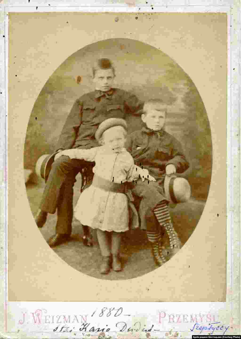 Станіслав, Леон, Казимир (майбутній о. Климентій) Шептицький, 1880 рік. Фото з колекції «Archiwum Szeptyckich» (Власність «Fundacji Rodu Szeptyckich»)