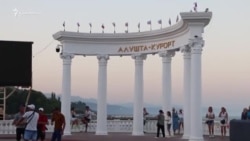Курортная Алушта во время коронавируса: многолюдная набережная, аттракционы и караоке (видео) Курортная Алушта во время коронавируса: многолюдная набережная, аттракционы и караоке (видео)
