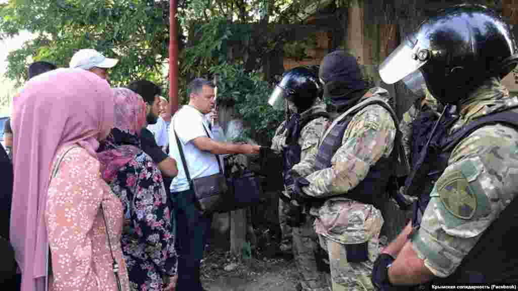 7 июля. Сотрудники российских силовых структур в Крыму проводят обыски в домах крымских татар по подозрению в участии в организации «Хизб ут-Тахрир». Тогда сотрудники ФСБ России прошли по восьми адресам, обыскивая дома Александра Сизикова, Алима Суфьянова, Сейрана Хайретдинова, Эмиля Зиядинова, Исмета Ибрагимова, Вадима Бектемирова, Зекирьи Муратова и Дилявера Меметова. Задержали всех, кроме последнего. В ФСБ России утверждали, что задержанные «распространяли среди жителей Крыма террористическую идеологию, вербовали в свои ряды крымских мусульман». В 2020 году День прав человека посвятили вопросу соблюдения этих прав во время пандемии COVID-19. В октябре фигурантов этого крымского «дела Хизб ут-Тахрир» отправили на принудительную психиатрическую экспертизу в психоневрологическую больницу в Симферополе. Во время их пребывания в учреждении зафиксировали массовое заражение коронавирусом  