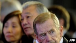 Экс-президент Чехии Вацлав Гавел (справа) на "Форуме 2000"