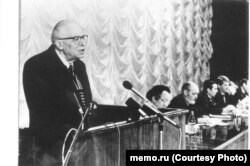 Андрей Сахаров выступает на учредительной конференции общества "Мемориал"