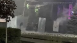Гранаты, водометы и слезоточивый газ: протесты после выборов в Кыргызстане (видео) Гранаты, водометы и слезоточивый газ: протесты после выборов в Кыргызстане (видео)