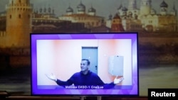 Алексей Навальный по видеосвязи во время судебного заседания по рассмотрению апелляции на его арест (архивное фото).