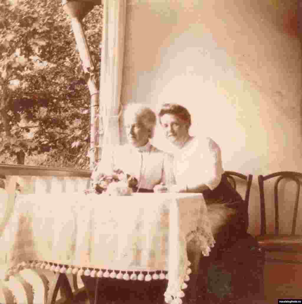 Портрет двух женщин за столом на веранде, 1909 год