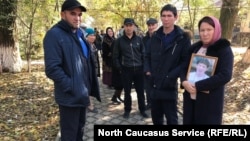 Родственники Асанова у здания суда, 7 ноября 2019 г.