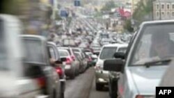 Продажи новых автомобилей в России в апреле упали в два раза