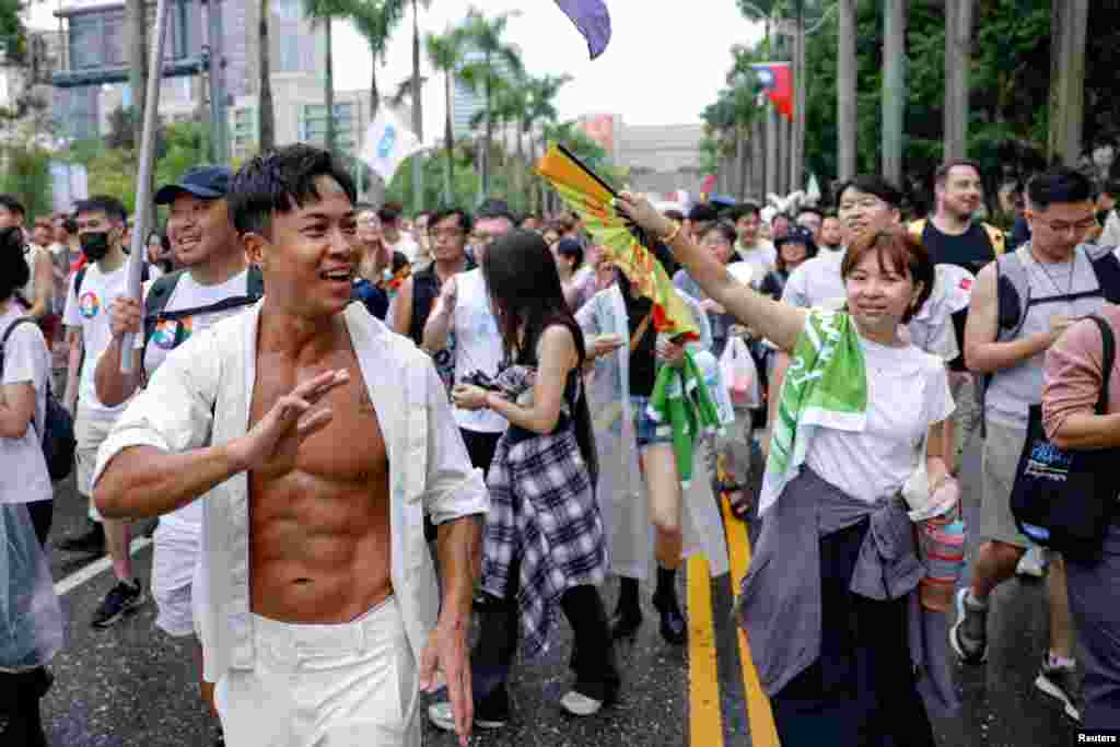 Parada je bila masovna uprkos kiši i vjetru u Taipeiju 25. oktobra.