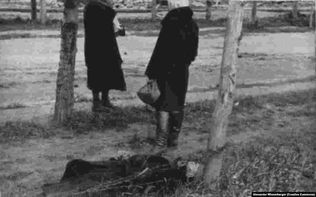Everyday conversation in sight of a corpse