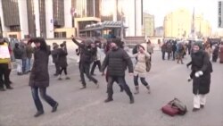 Москвичи на марше Москвичи на марше
