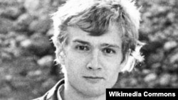 Дмитрий Холодов, корреспондент "Московского комсомольца", убит в 1994 году в Москве.