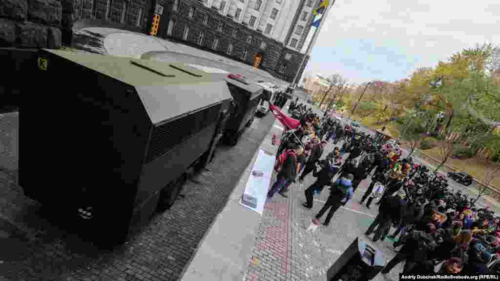 У Києві під Кабінетом міністрів у суботу відбувся черговий «Конопляний Марш свободи». На акцію прийшло приблизно сотня учасників