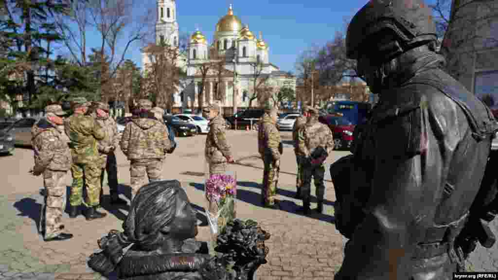 Накануне 8 Марта кто-то положил букет в руки скульптуре – девочке в памятнике «Вежливым людям»