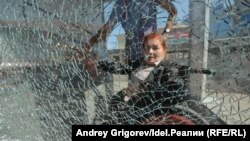 Амина Ибниева в неработающем лифте подземного перехода через улицу Пушкина, Казань.