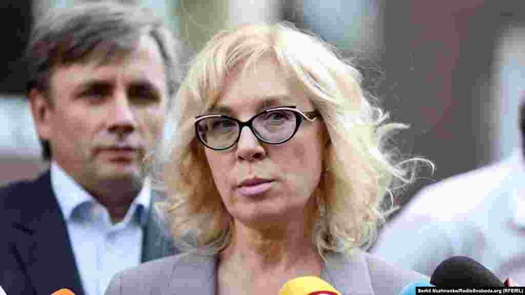 Накануне встречи уполномоченная Верховной Рады по правам человека Людмила Денисова разговаривала с Александром по телефону. Вот что она сказала по итогам телефонного разговора о состоянии Костенко: «Он очень устал, говорить ему трудно. Говорит, что у него сломана рука и он нуждается в помощи. Поблагодарил за заботу. Он обязательно пройдет медицинское обследование и всю необходимую реабилитацию», – отметила Денисова.