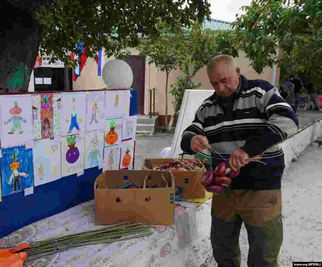 Свою продукцию для продажи представил лишь один местный житель Иван Марченко. 