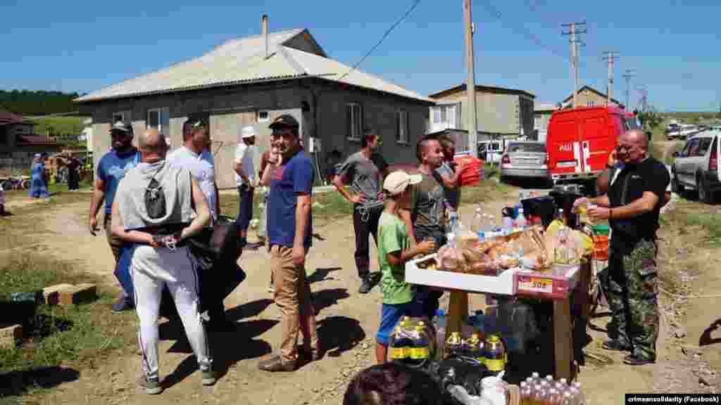 Для поисковых команд оборудовали полевую кухню, об этом сообщила крымская правозащитница Лутфие Зудиева. По ее словам, люди подвозили большое количество продуктов