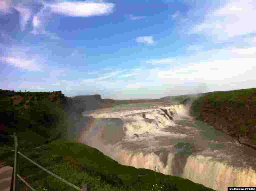 Водопад Gulfoss, называющийся "золотым" - конец популярного туристического маршрута. Водопад огромен, красив - но толпы портят дело, и лучше проехать еще несколько километров, чтобы найти водопады чуть меньше размером, зато без толпы зевак. 